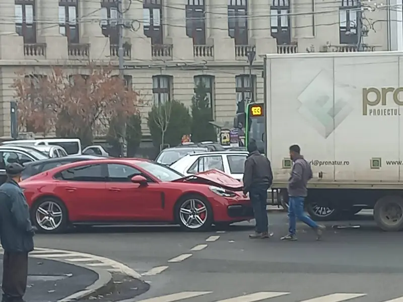 Neatenția costă! Un șofer și-a făcut Porsche-ul mai „aerodinamic”. L-a înfipt sub un camion - Foto: Facebook/Info Trafic Bucuresti si Ilfov