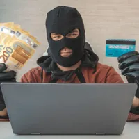 Escrocherii pe bandă în numele Poliției și BNR. Ce trebuie să faci ca să nu cazi în capcana hoților - Foto: Profimedia images