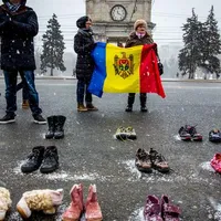 Pantofi simbolizându-i, la Chişinău pe moldovenii emigraţi