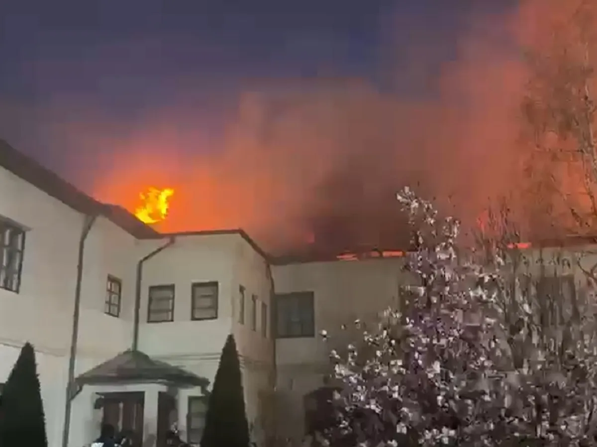 Incendiu la mănăstire în dimineața Paștelui. Focul izbucnit la una dintre chilii riscă să se extindă