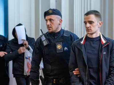 Ofițeri de poliție escortează suspecții în timpul primei audieri în proces privind explozibilii trimiși prin DHL - Foto: Profimedia Images