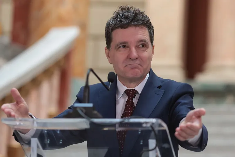 Nicuşor Dan, preşedintele României, la Atheneul Român, pentru a-l cinsti pe marele actor Victor Rebengiuc - Foto: INQUAM PHOTOS/George Călin