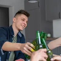Cum scapi rapid de mahmureală cu supă și pâine prăjită? Îți iau greața și durerea de cap - Foto: Freepik.com (rol ilustrativ)