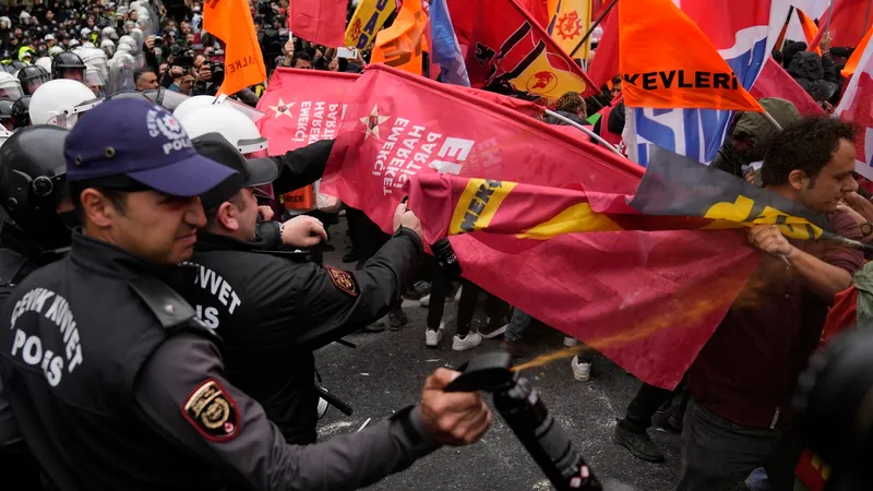 Proteste în Turcia, de 1 mai, cu zeci de arestări. 42.000 de polițiști au fost mobilizați - Foto: Profimediaimages.ro