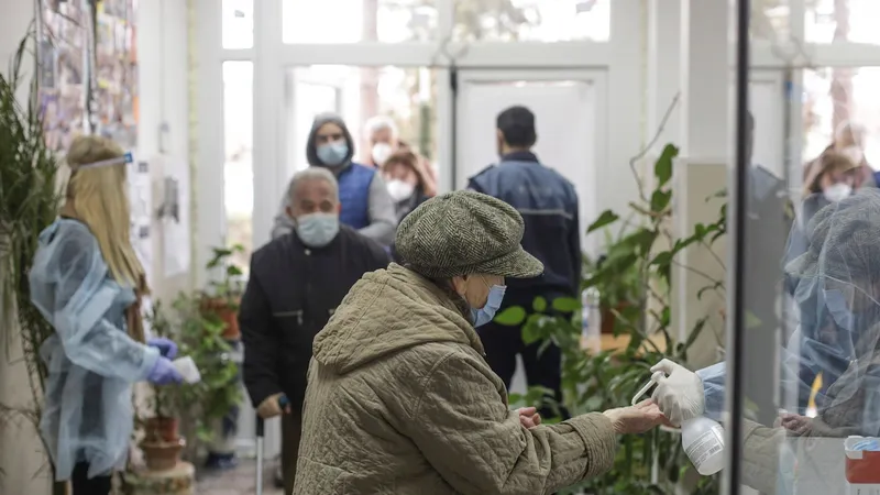Bătrâni la vot la parlamentare/FOTO: Inquam Photos/Octav Ganea