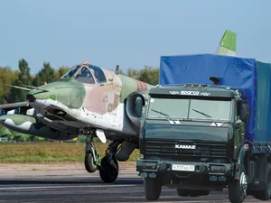 Un soldat rus s-a urcat la volanul unui camion și a distrus un avion de 20.000.000$. Cum a "reușit" - Foto: Profimedia images - Caracter ilustrativ