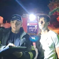 Oamenii au ieșit speriați la poartă după ce au auzit o bubuitură pe stradă - Foto: ZIarul de Iași