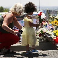 Americanii au pus flori și candele lângă magazinul unde a avut loc atacul. Foto Getty Images