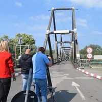 România și Ucraina, legate printr-un pod din lemn peste Tisa care stă să cadă. / Foto: Vasile Moldovan, Facebook