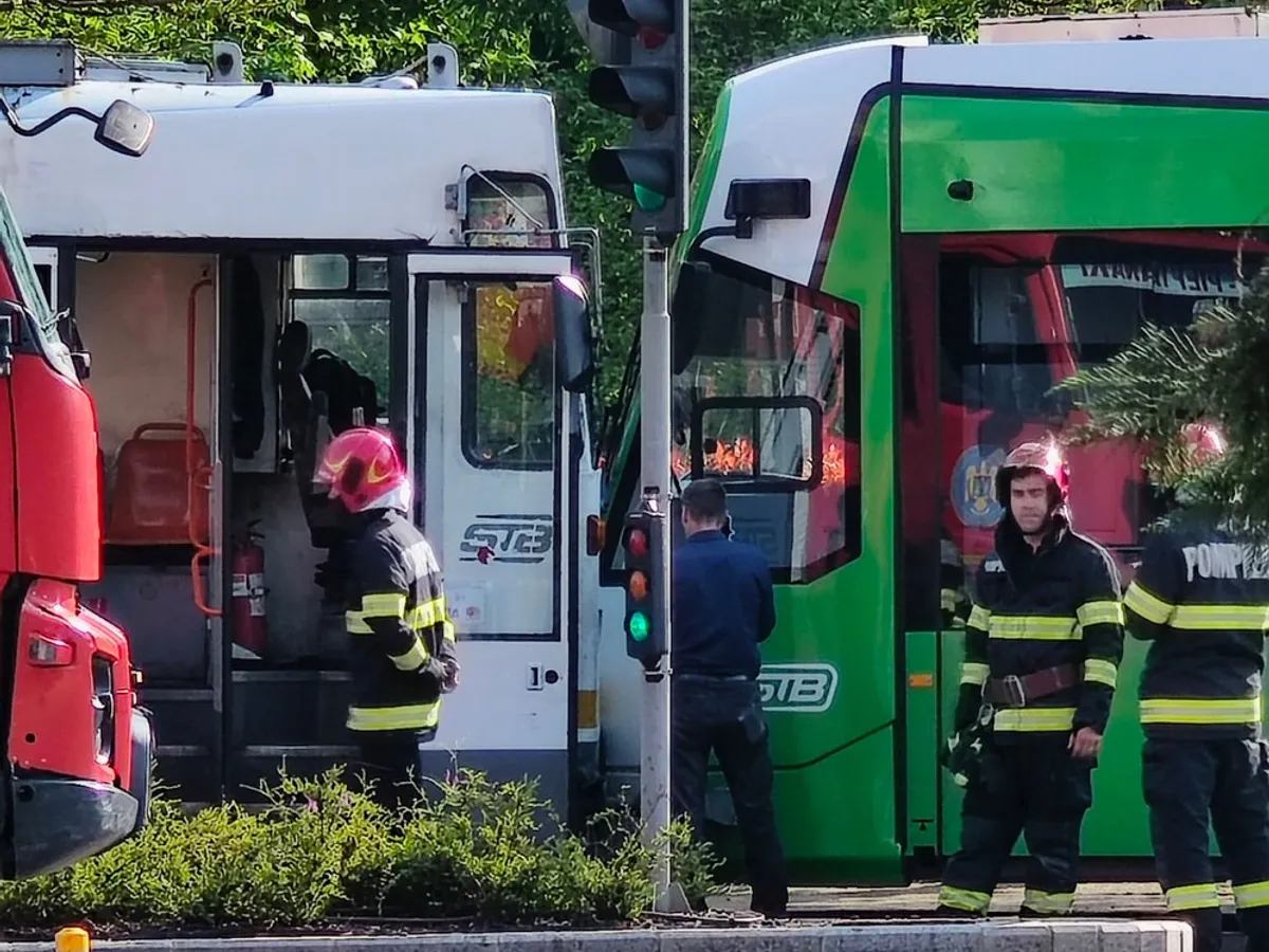 Accident incredibil, în București. Două tramvaie s-au lovit frontal, bot în bot - Foto: Facebook / Info Trafic Bucuresti și Ilfov
