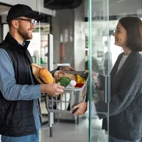 Noua metodă de înșelăciune care se extinde în România. Te abordează în magazin. Nu-i poți refuza - Foto: Freepik.com (rol ilustrativ)