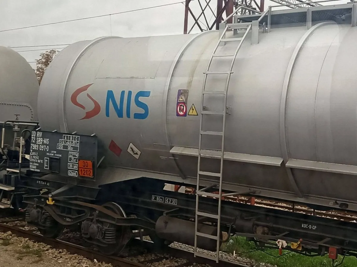 Singura rafinărie din Serbia, deţinută de NIS, ce vinde carburanţi şi în România, riscă să se închidă. De ce?