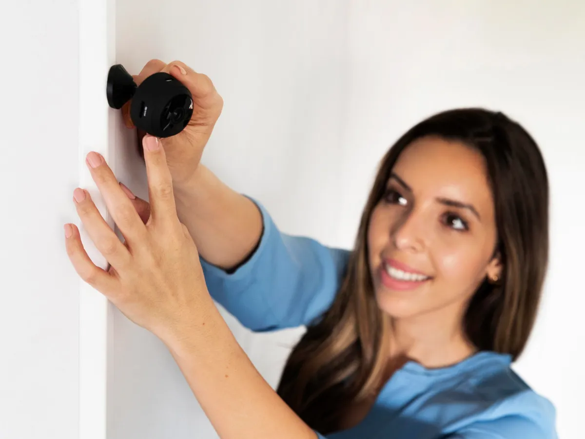 Ai voie să montezi o cameră video la ușa apartamentului tău? Ce spune legea și cum reacționează vecinii