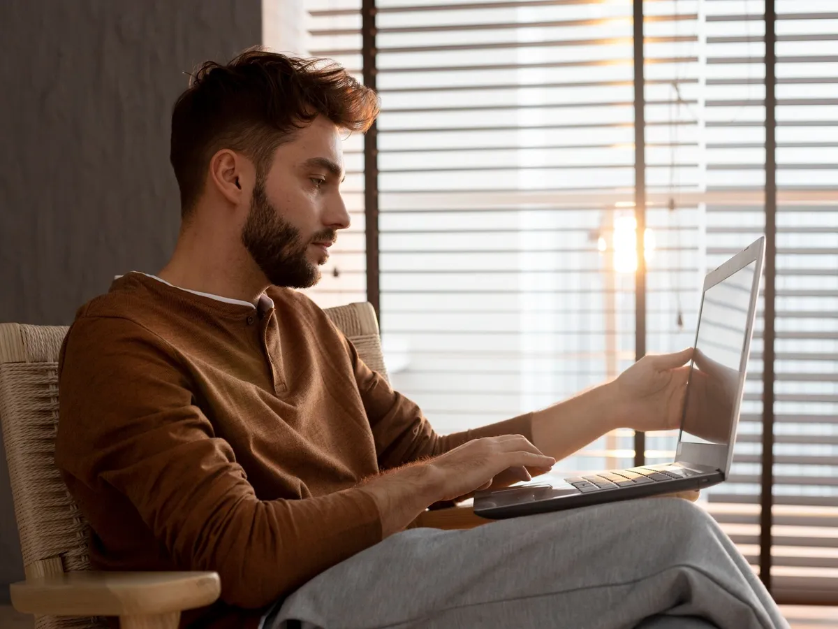 Bărbat care stă pe internet, pe laptop - Foto: Freepik