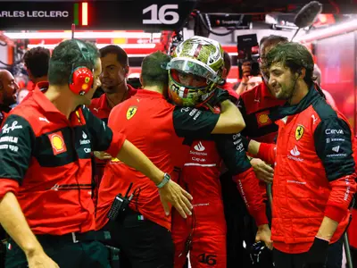 Charles Leclerc, Ferrari, sărbătorește alături de echipa sa după ce a obținut pole position-ul în timpul cursei de Formula 1 de la Singapore - Foto: Profimedia Images