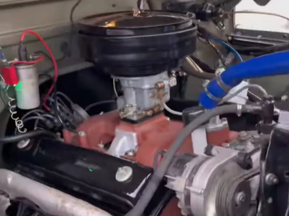 Incredibil! Cum pornește „la sfert” un motor V8 făcut în România acum mai bine de 60 de ani - Foto: captură video