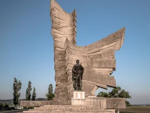 Scandal în Arad după ce o persoană susține că vrea să dărâme Monumentul Eroilor de la Păuliş Foto: socmonumentalart.com(fotografie cu caracter ilustrativ)