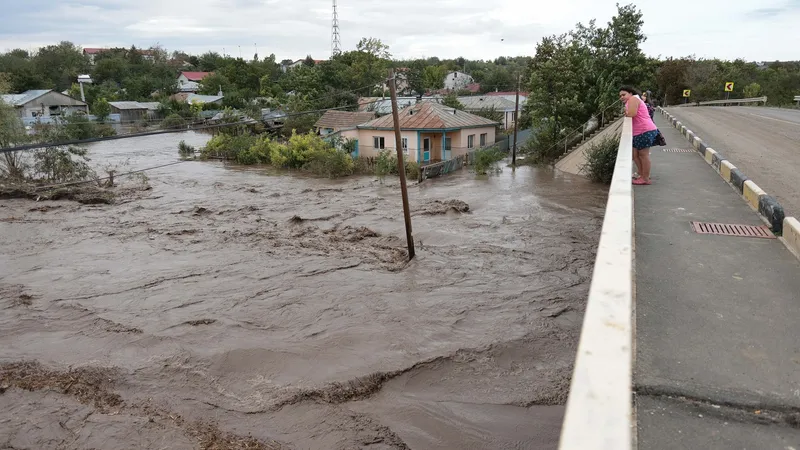 România, lovită de ciclonul periculos. Se fac EVACUĂRI de urgență în județele Vrancea și Galați - Foto: INQUAM PHOTOS/ George Călin