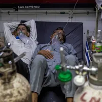 În spitalele din India, pacienții stau și doi în pat/Foto India Times