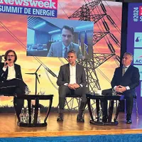 Sebastian Burduja, ministrul Energiei (sus pe monitor), Dana Daraban, director executiv ACUE, George-Sergiu Niculescu, președinte al Autorității Naționale de Reglementare în Domeniul Energiei, Marius Bostan, ințiator RePatriot