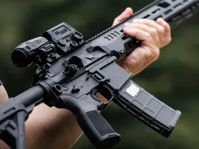 VIDEO Cu ce arme ar merge România la război? SIG516 G3 e principala pușcă de asalt. Are 3,5 kg și 30 cartușe
