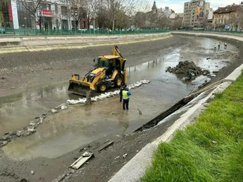 Ce au descoperit autoritățile pe fundul Dâmboviței după ce un tronson al râului a fost golit - Foto: News.ro /