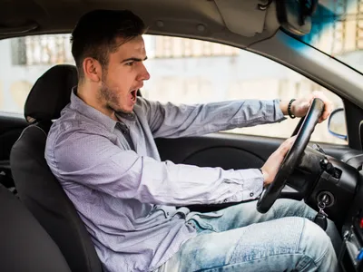 1000 lei amendă unui șofer care și-a turat mașina și a umplut cu fum strada. A rămas și fără permis - Foto: Freepik (Imagine cu rol ilustrativ)