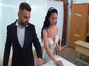 De la nuntă direct în secția de vot. Doi miri au mers la secția de votare din Galați la prima oră Foto: captură video Antena1