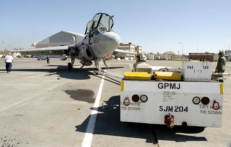 Un avion de război electronic şi bruiaj radar EA-6B Prowler este &icirc;n mentenanţă la Baza Sigonella - Foto: Profimedia Images