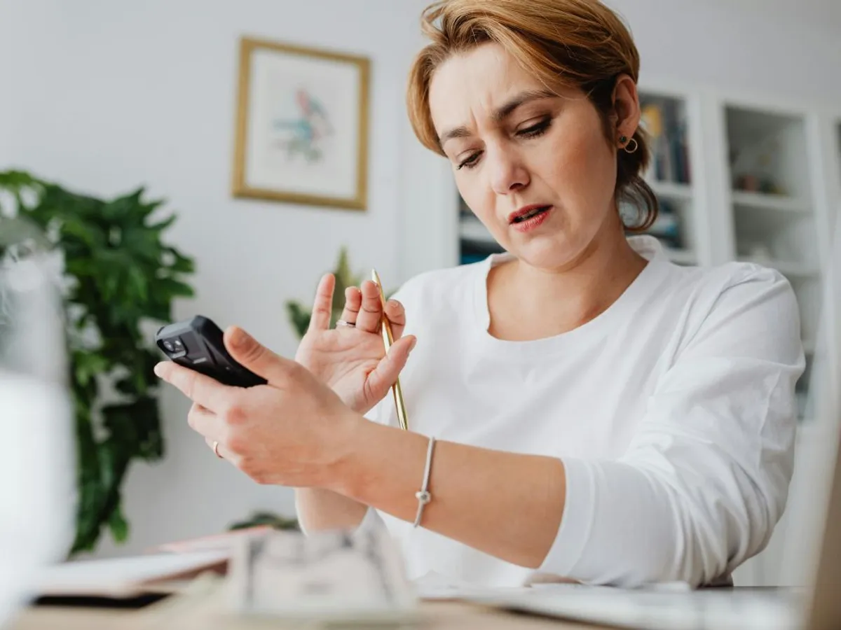 Femeie stresată calculându-şi bugetul personal - Foto: Pexels/kaboompics