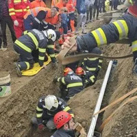 Intervenție de urgență pentru pompieri după ce doi muncitori au fost prinși sub un mal de pământ - Foto: ISU