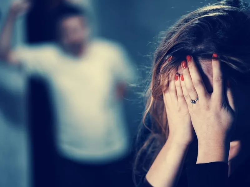 Un adolescent şi-a tăiat la gât în mod repetat iubita şi a ameninţat-o, cerându-i bani - Foto: Facebook/Poliţia Română