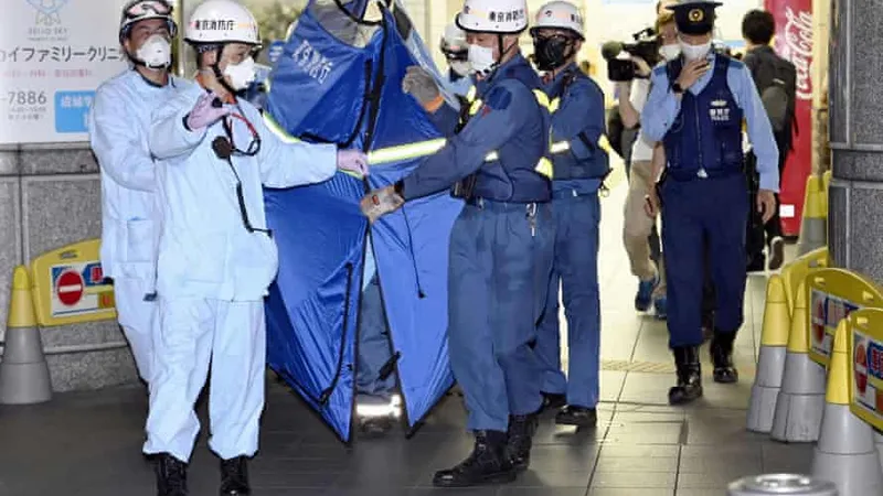 Atac cu cuţitul într-un tren din Tokyo: Autorul ar fi vrut să omoare femei care „par fericite”. / Foto: theguardian.com