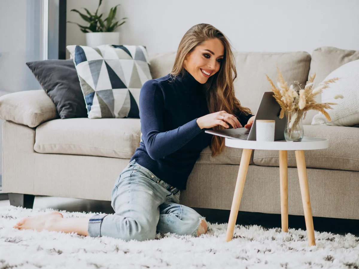 Femeie în living - Foto: Freepik