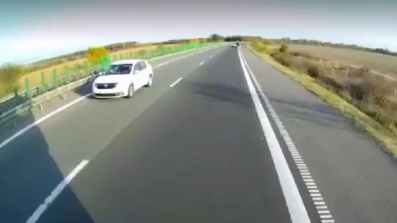 Mașina care mergea pe contrasens pe A2 - Foto: Captură Video
