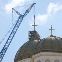 O cruce de 7 tone a fost montată marți pe turla Catedralei Naționale la 130 de metri înălțimeFoto credit: Basilica.ro / Raluca-Emanuela Ene și Mircea Florescu