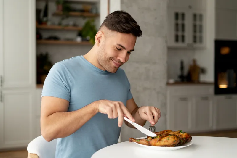 Bărbat care măn&acirc;ncă carne - Foto: Freepik (Imagine cu rol ilustrativ)