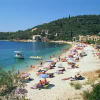 Turiști la plajă în Grecia - Foto: Profimedia