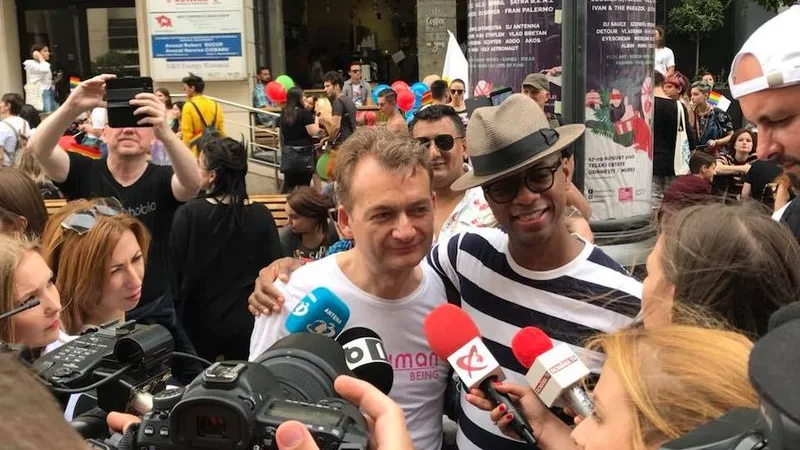 Cuplul Adrian Coman - Clai Hamilton, în cazul căruia CCR a recunoscut dreptul la familie al persoanelor de același sex. Foto: Facebook Și noi suntem familie