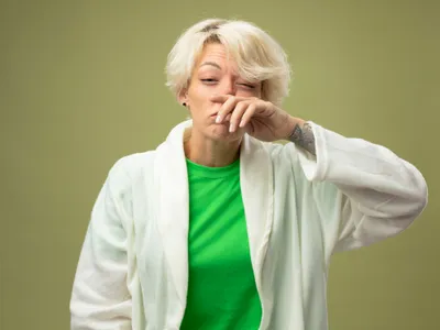 O femeie se scarpină la nas - Foto: Freepik (rol ilustrativ)