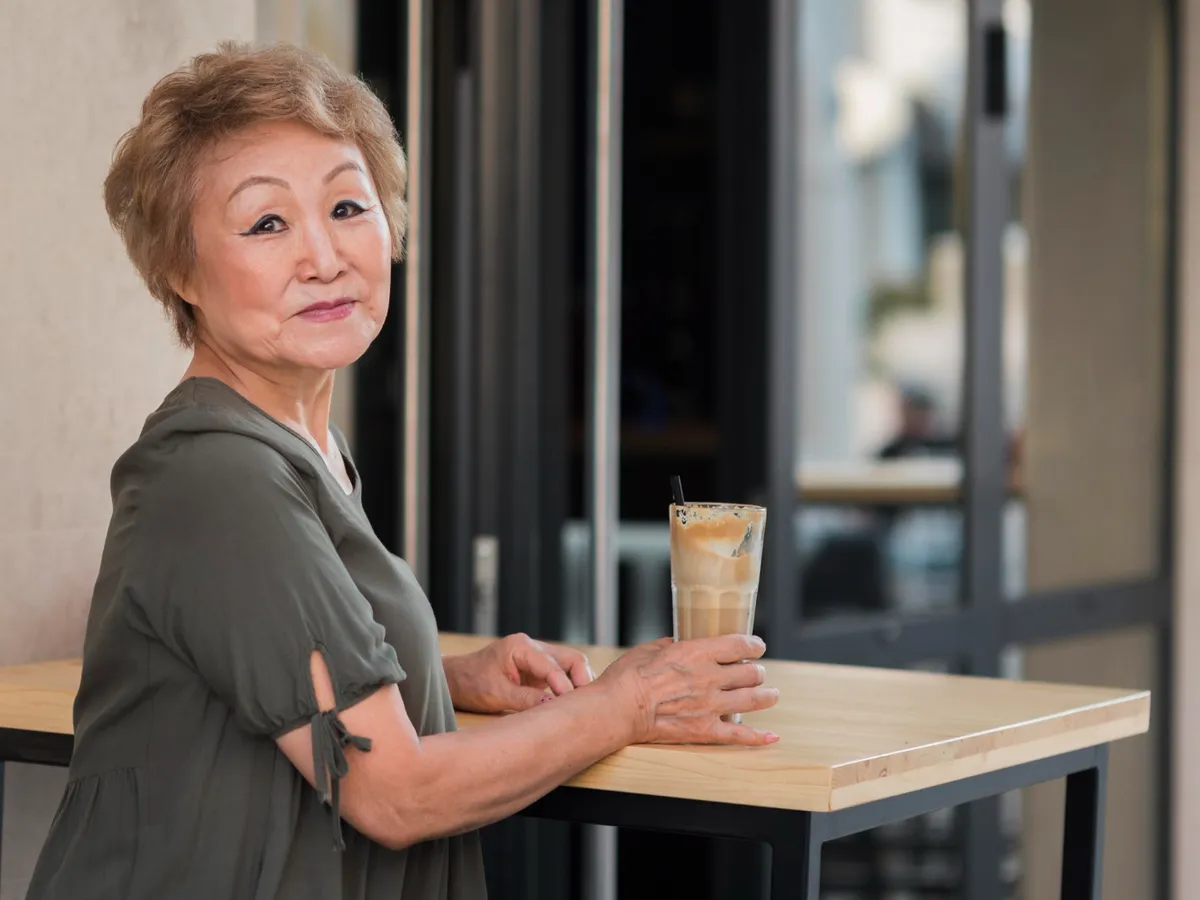 Pensionară stând afară - Foto: Freepik