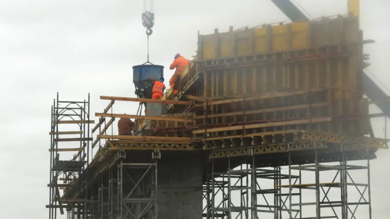 În ultimii patru ani a început din nou să se construiască masiv, însă toate companiile se luptă pentru același număr de angajați care este din ce în ce mai mic. Foto Inquam Photos/Octav Ganea
