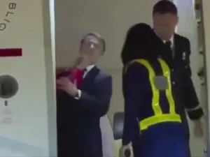 VIDEO Imagini controversate, în care Brigitte Macron îl pălmuiește pe Emmanuel Macron