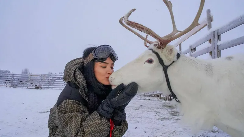 Adelina Pestrițu și fiica sa s-au întâlnit cu Moș Crăciun la el acasă, în Laponia. / Foto: Facebook, Adelina Ioana Pestrițu