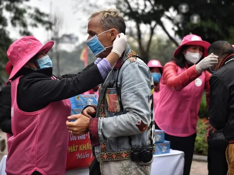 Măștile nu ajung tuturor/FOTO: hotnews.ro