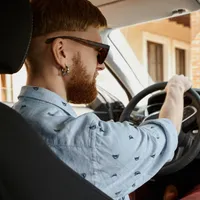 Șofer care se află la volanul unei mașini - Foto: Freepik