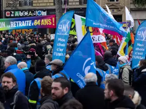 Proteste violente la Paris. Francezii se luptă împotriva creşterea vârstei de pensionare - FOTO: Profimedia