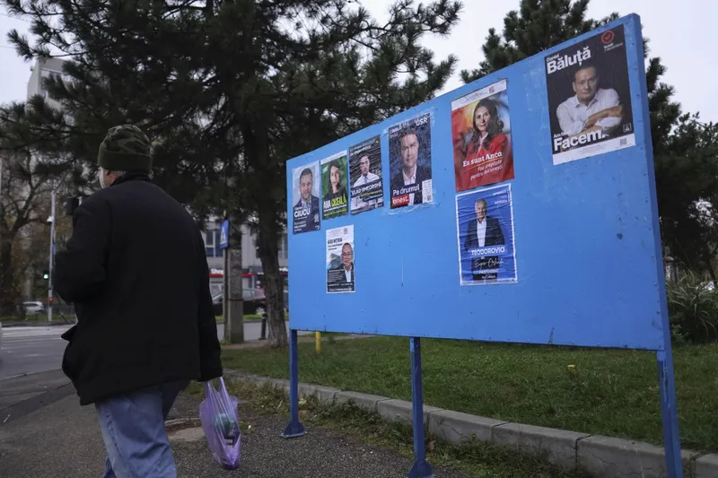 Panou cu afişe electorale prezentându-i pe candidaţii la funcţia de primar general - Foto: INQUAM PHOTOS/Octav Ganea