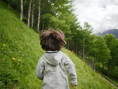 Un copil a fost căutat de 100 de oameni după ce s-a ascuns în pădure, pentru că s-a supărat - Foto: Profimedia / imagine rol ilustrativ