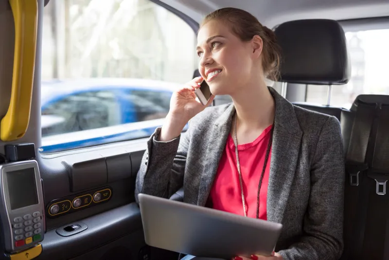 Femeie care se află în mașină de ride-sharing - Foto: Freepik (imagine cu rol ilustrativ)